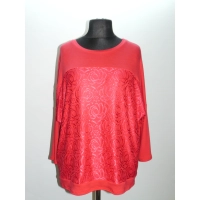 Elegancka bluzka zdobiona kwiatową koronką - czerwona